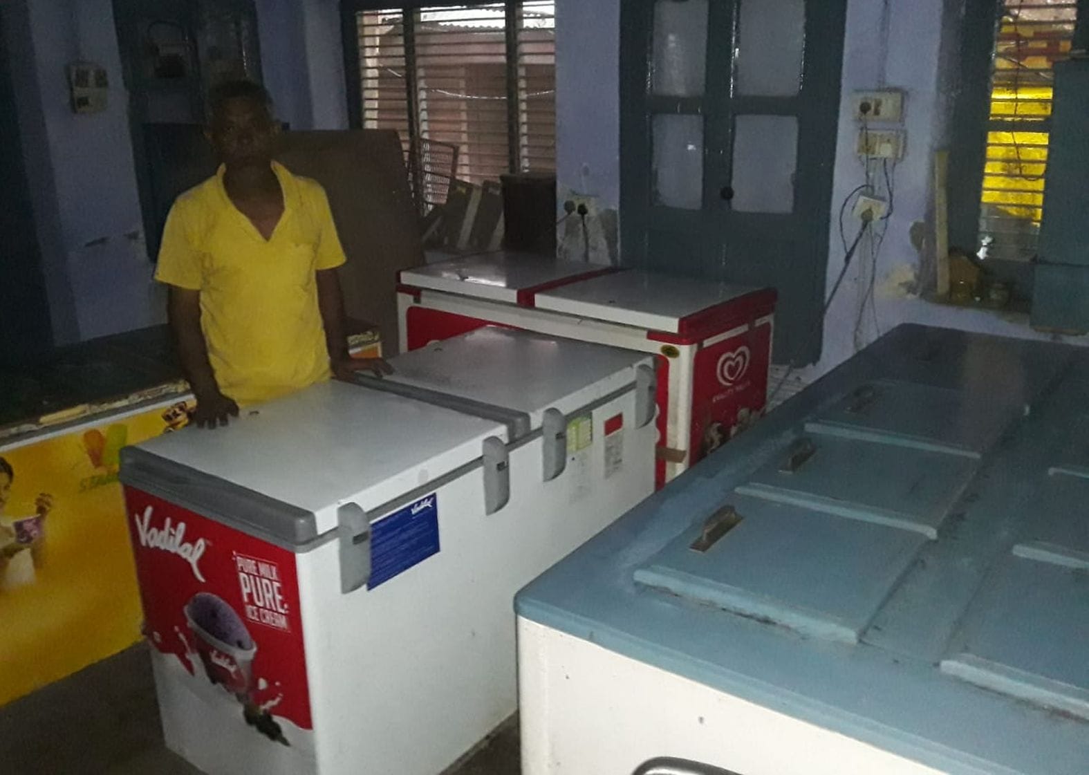 बिजली न आने से बंद पड़ी आइक्रीम फैक्टरी। संवाद बिजली न आने से बंद पड़ी आइक्रीम फैक्टरी। संवाद