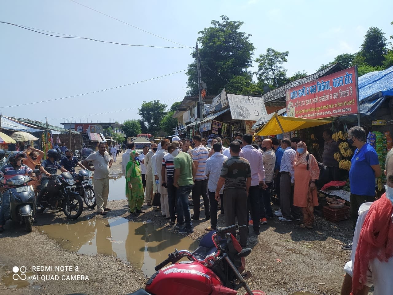 बढल बाजार में बारिश के पानी की निकासी का समाधान न होने पर लोगों ने किया किया चक्का जाम। बढल बाजार में बारिश के पानी की निकासी का समाधान न होने पर लोगों ने किया किया चक्का जाम।