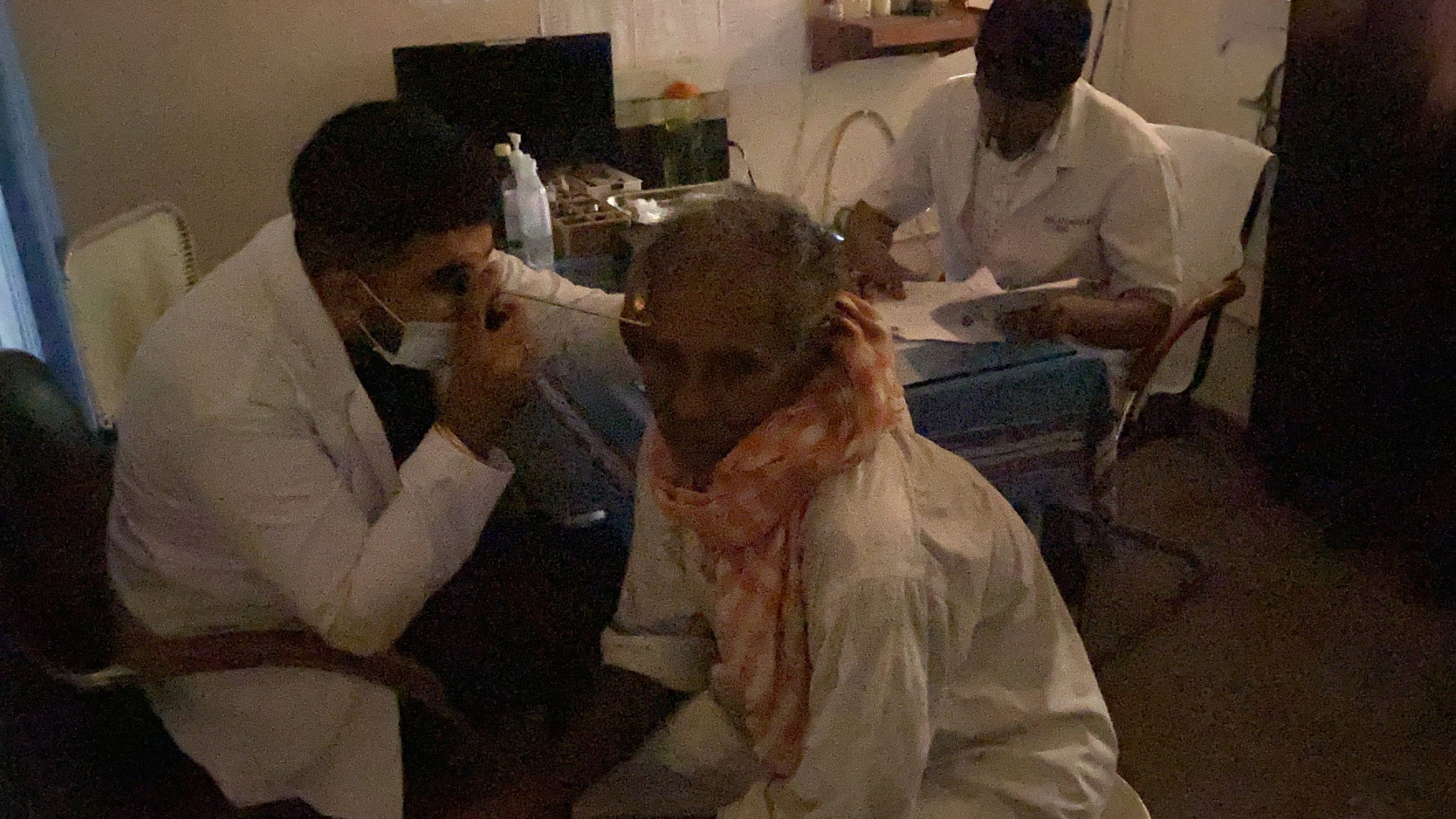 बिजली न होने से मोबाइल की रोशनी में इलाज करते चिकित्सक। बिजली न होने से मोबाइल की रोशनी में इलाज करते चिकित्सक।