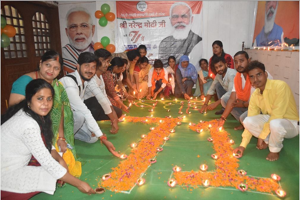 Pm Modi Birthday Celebration In Prime Minister Narendra Modi Constituency  Varanasi 71 Batik Performed Ganga Worship Ceremony - पीएम मोदी का 71वां  जन्मदिन: प्रधानमंत्री के संसदीय क्षेत्र में ...