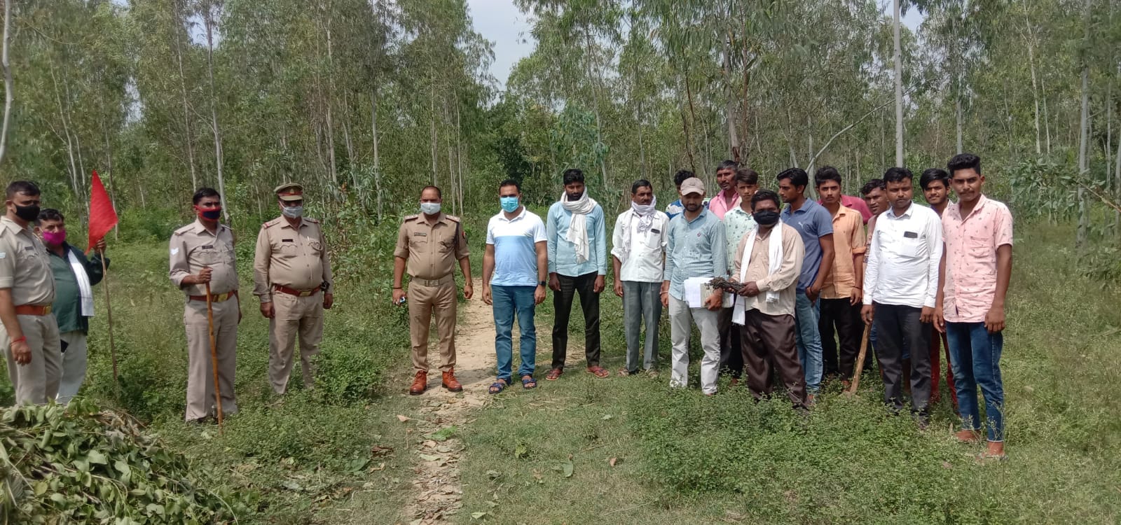 पैमाइश के बाद भूमि को चिन्हित कर लगाई झंडी के पास मौजूद राजस्व व पुलिस टीम पैमाइश के बाद भूमि को चिन्हित कर लगाई झंडी के पास मौजूद राजस्व व पुलिस टीम