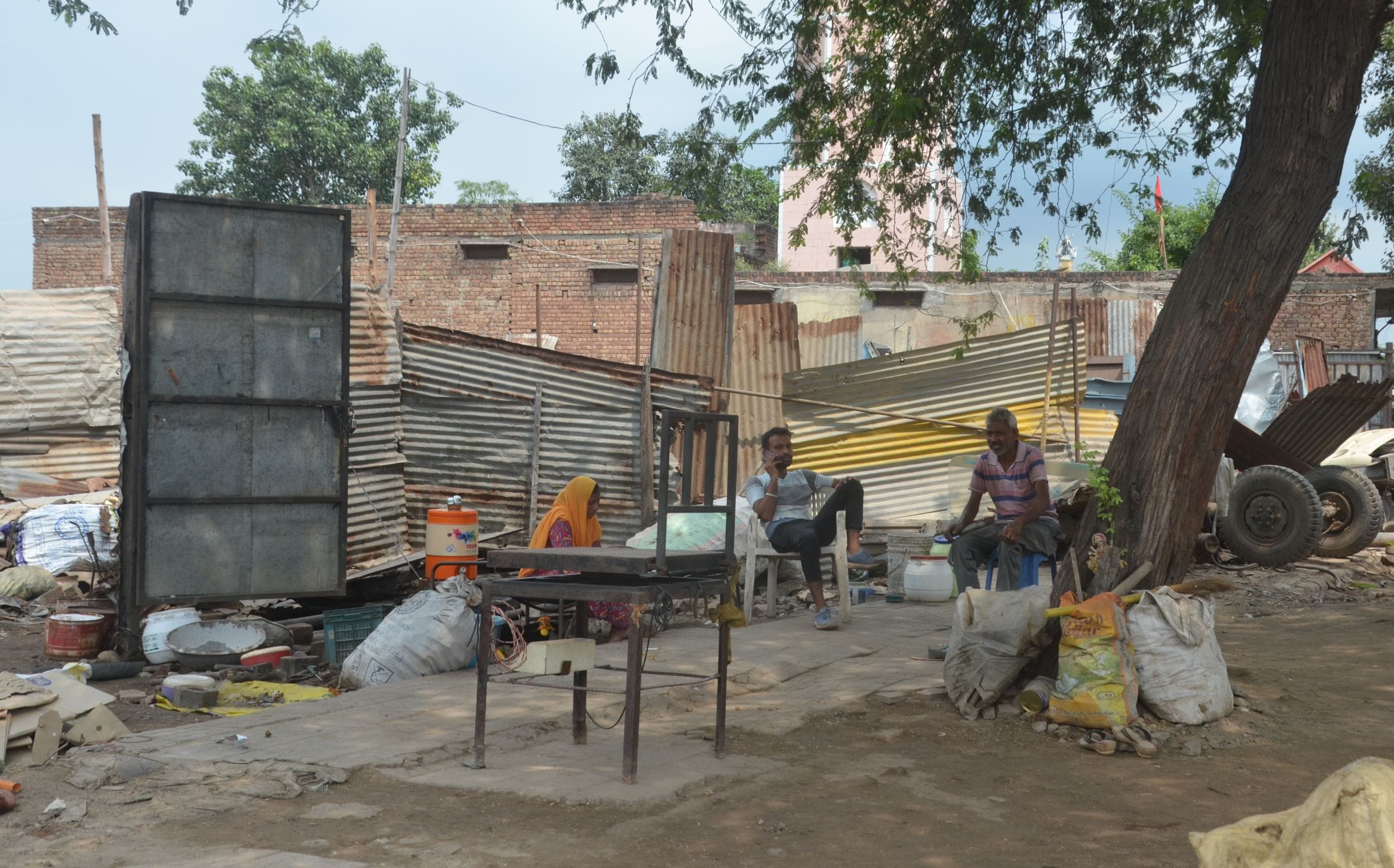 कार्रवाई के दस दिन बाद भी सरकारी जमीन पर जस का तस पड़ा सामान कार्रवाई के दस दिन बाद भी सरकारी जमीन पर जस का तस पड़ा सामान