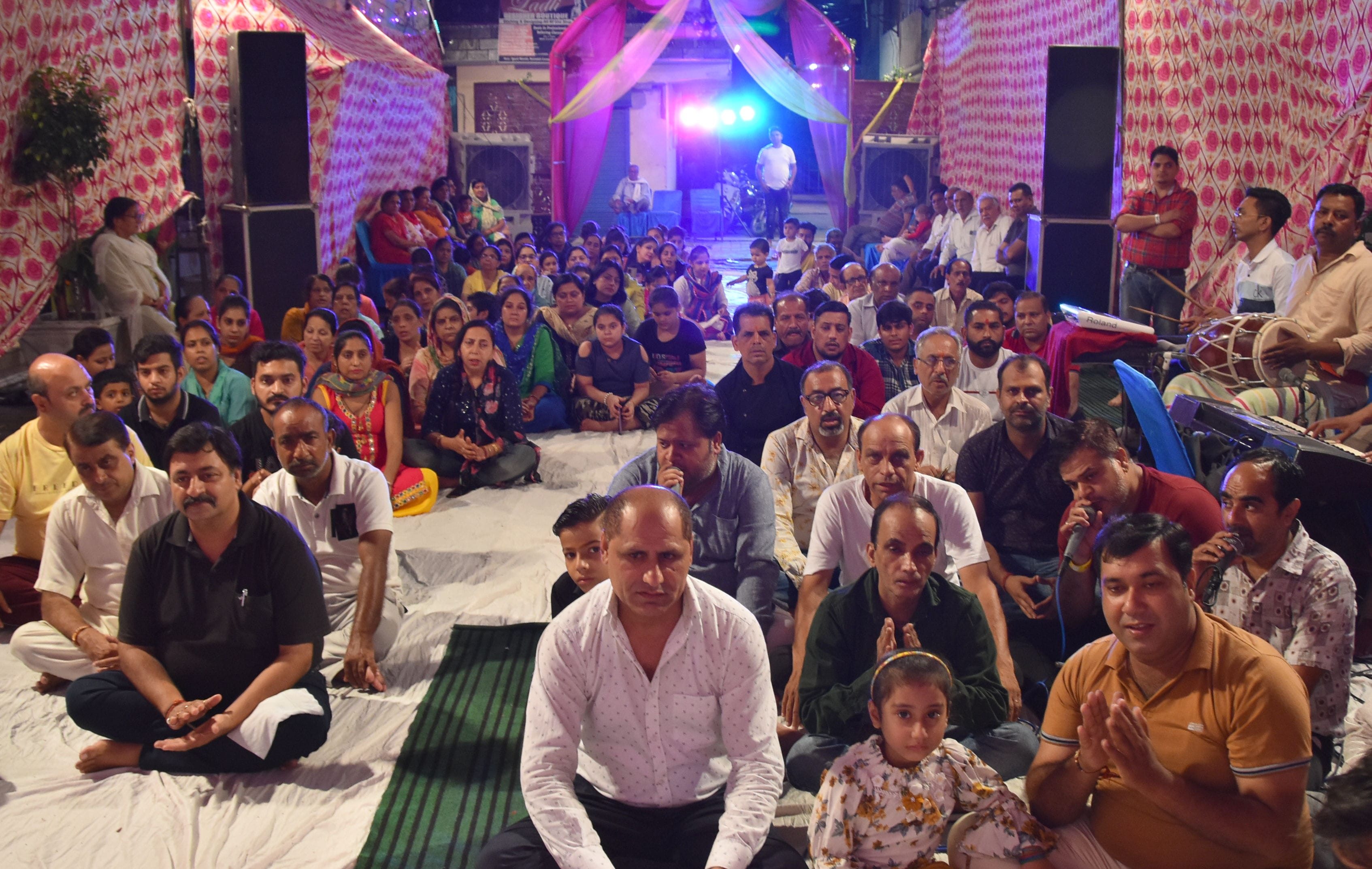 नुमाईशकैंप में महावीर संर्कीतन मंडल द्वारा राधा अष्टमी पर आयोजित भजन संध्या में भाग लेते श्रद्घ