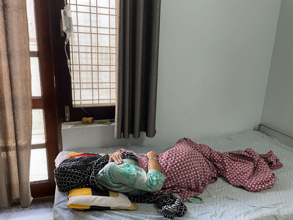 नर्सिगहोम में ईलाज कराते चिकन खाने से बीमार हुए परिवार के सदस्य । नर्सिगहोम में ईलाज कराते चिकन खाने से बीमार हुए परिवार के सदस्य ।