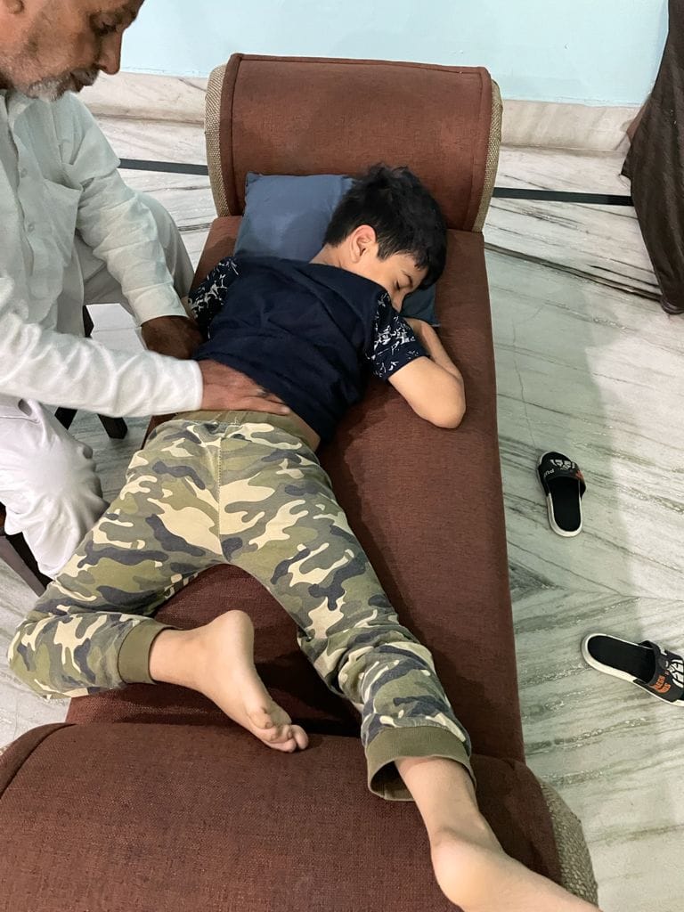 नर्सिगहोम में ईलाज कराते चिकन खाने से बीमार हुए परिवार के सदस्य । नर्सिगहोम में ईलाज कराते चिकन खाने से बीमार हुए परिवार के सदस्य ।