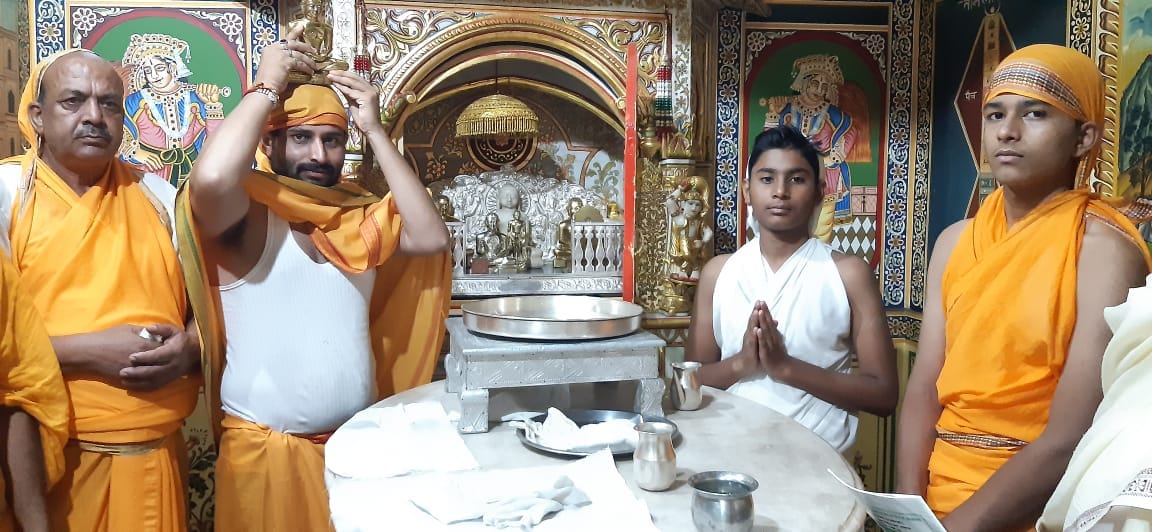 सुलतानपुर में श्री जी की पूजा अर्चना करते श्रद्धालु सुलतानपुर में श्री जी की पूजा अर्चना करते श्रद्धालु