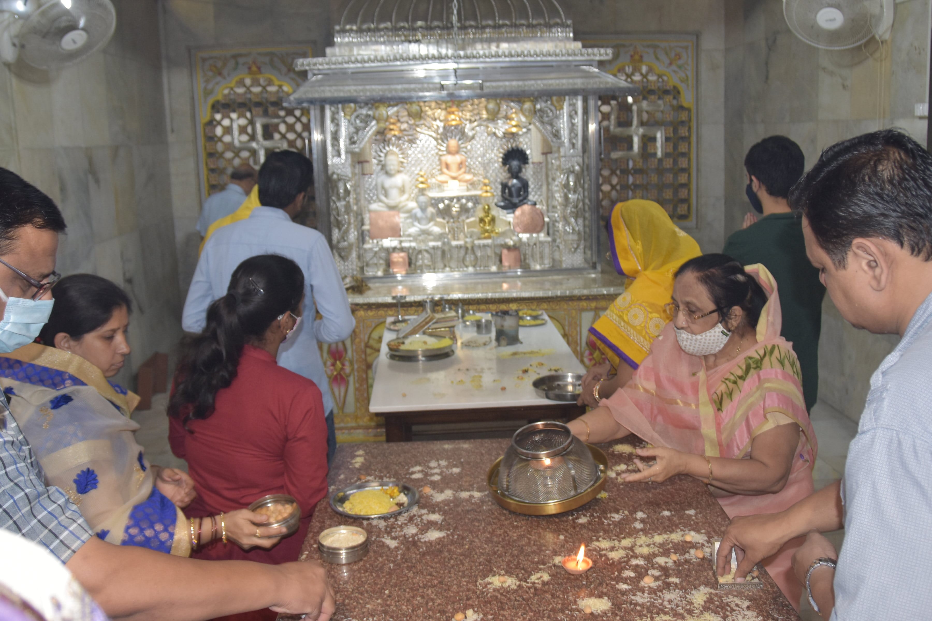दशलक्षण पर्व पर चन्द्र नगर जैन मन्दिर पूजा अर्चना करते जैन समाज के लोग