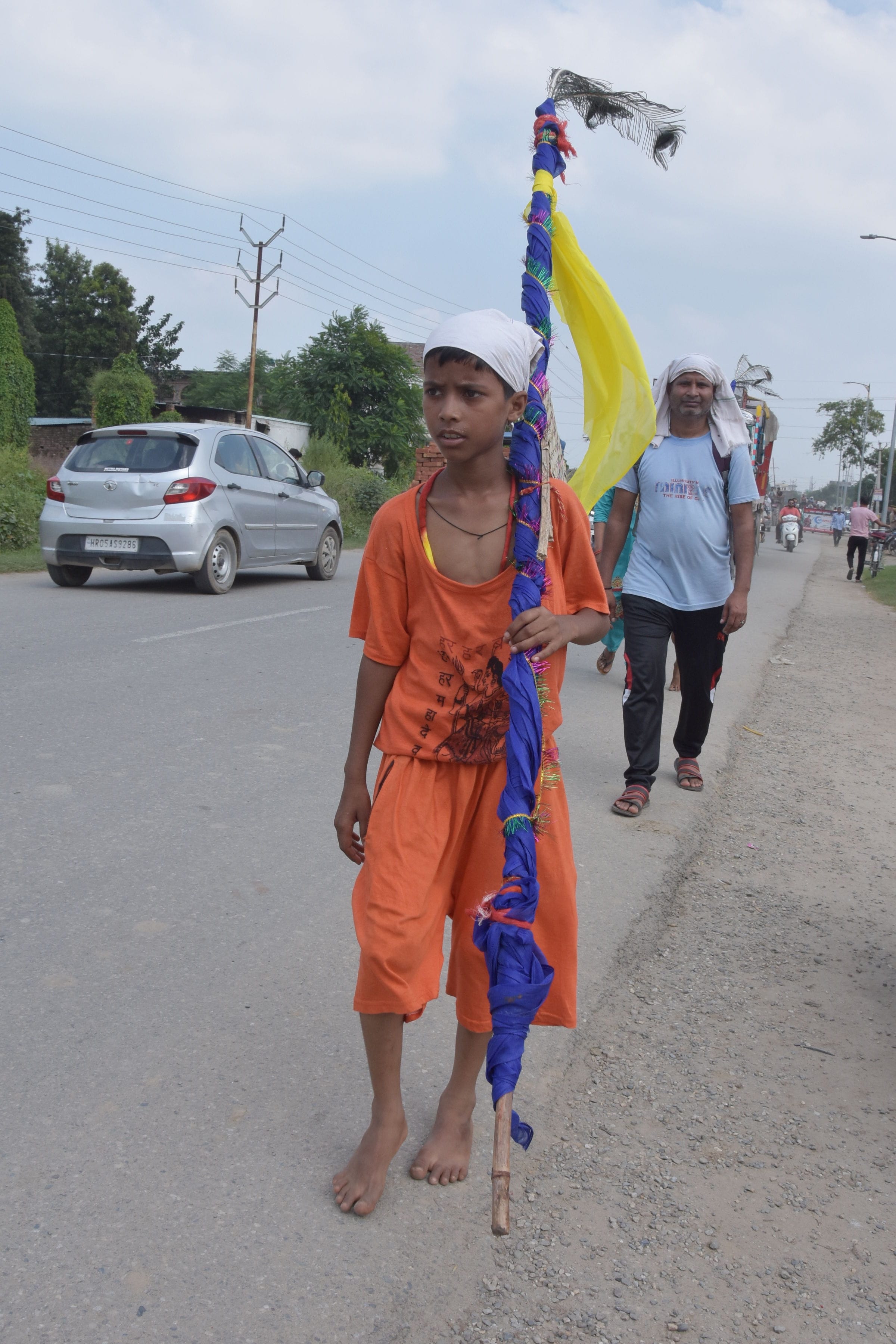 गंगोह रोड स्थित गोग्घा म्हाड़ी पर नंगे पैर निशान लेकर आता बालक गंगोह रोड स्थित गोग्घा म्हाड़ी पर नंगे पैर निशान लेकर आता बालक