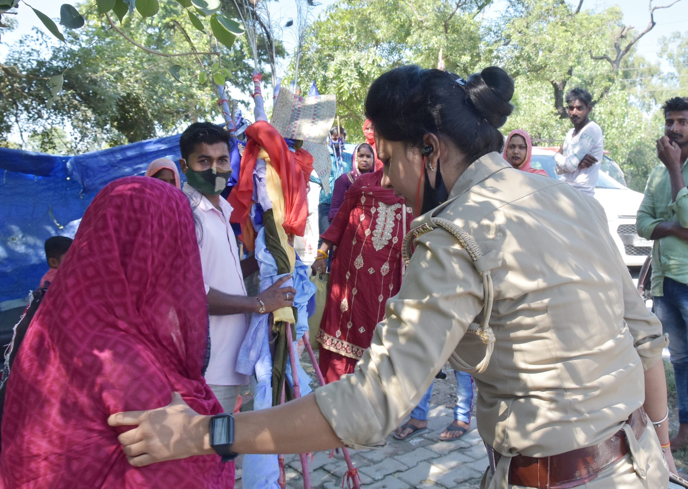 गोग्घा म्हाड़ी पर निशान चढ़ाने पहुंचे श्रद्घालु को वापिस भेजती महिला पुलिस गोग्घा म्हाड़ी पर निशान चढ़ाने पहुंचे श्रद्घालु को वापिस भेजती महिला पुलिस
