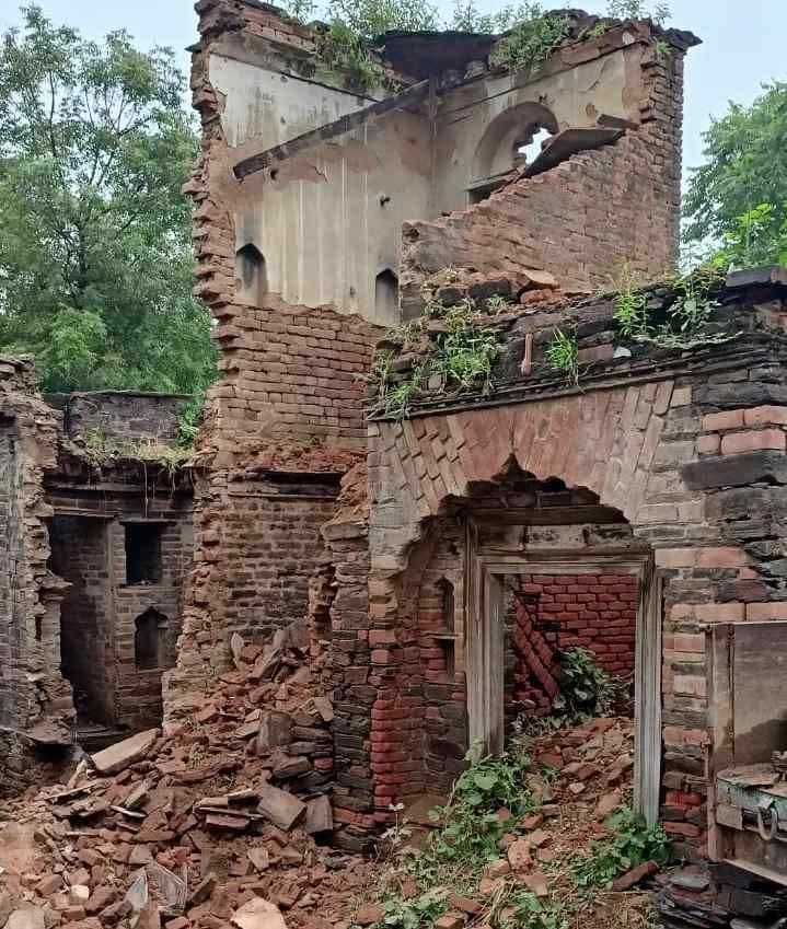  गांव कंवाली स्थित वो खंडहर हवेली, जिसमें मिल रहे प्राचीन सामान।