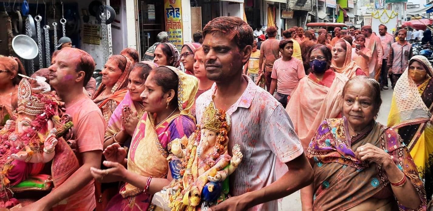 कासगंज में भगवान गणेश प्रतिमा विसर्जन शोभायात्रा में शामिल श्रद्धालु। कासगंज में भगवान गणेश प्रतिमा विसर्जन शोभायात्रा में शामिल श्रद्धालु।