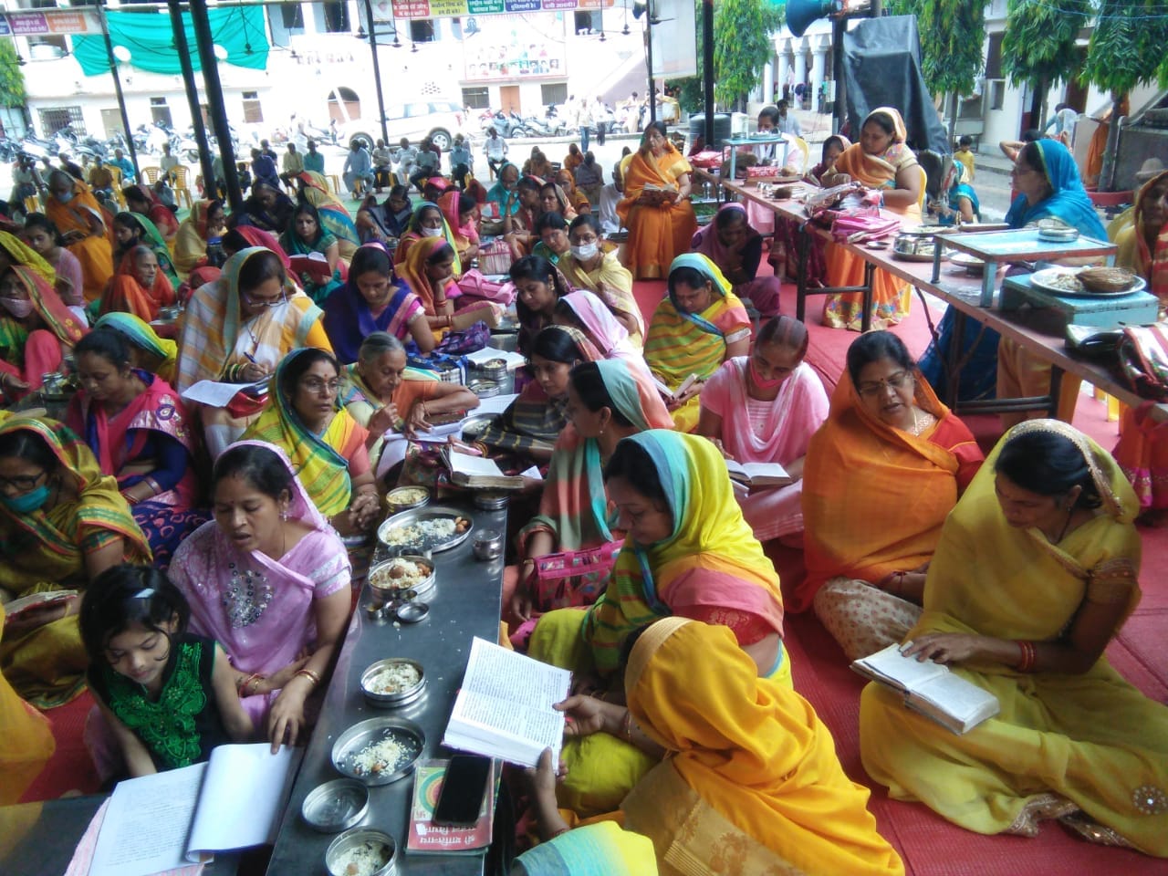 क्षेत्रपाल मंदिर में पूजा करती महिलाएं