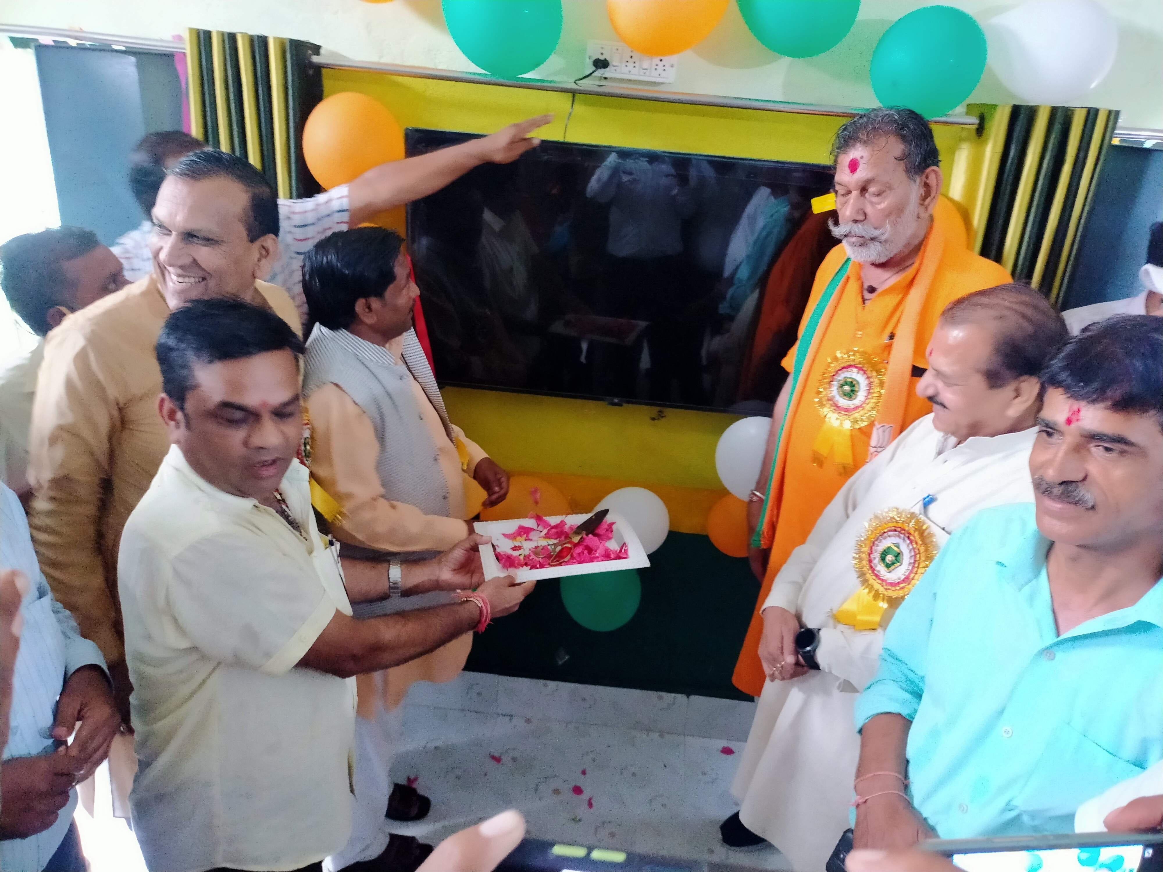 स्मार्ट क्लास का फीता काटकर शुभारंभ करते राज्यमंत्री मनोहरलाल पंथ व विधायक।
