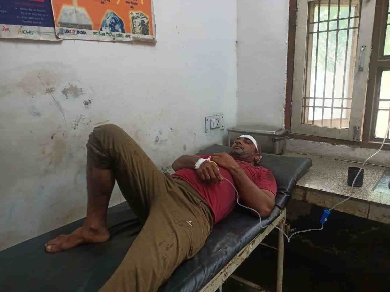 जुलाना के सामुदायिक स्वास्थ्य केंद्र में उपचाराधीन घायल। संवाद