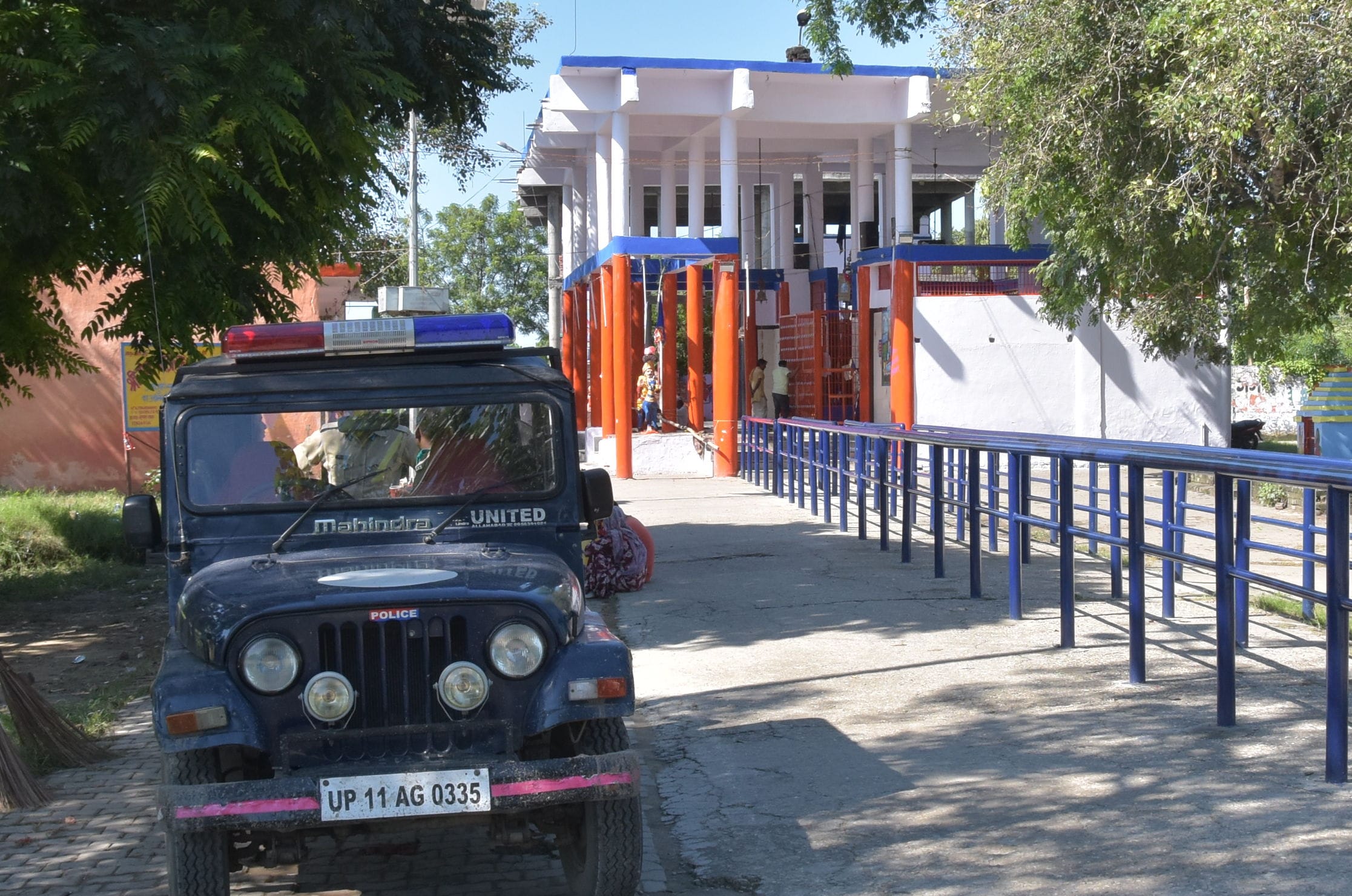 गोग्घा म्हाड़ी पर तैनात पुलिस गोग्घा म्हाड़ी पर तैनात पुलिस