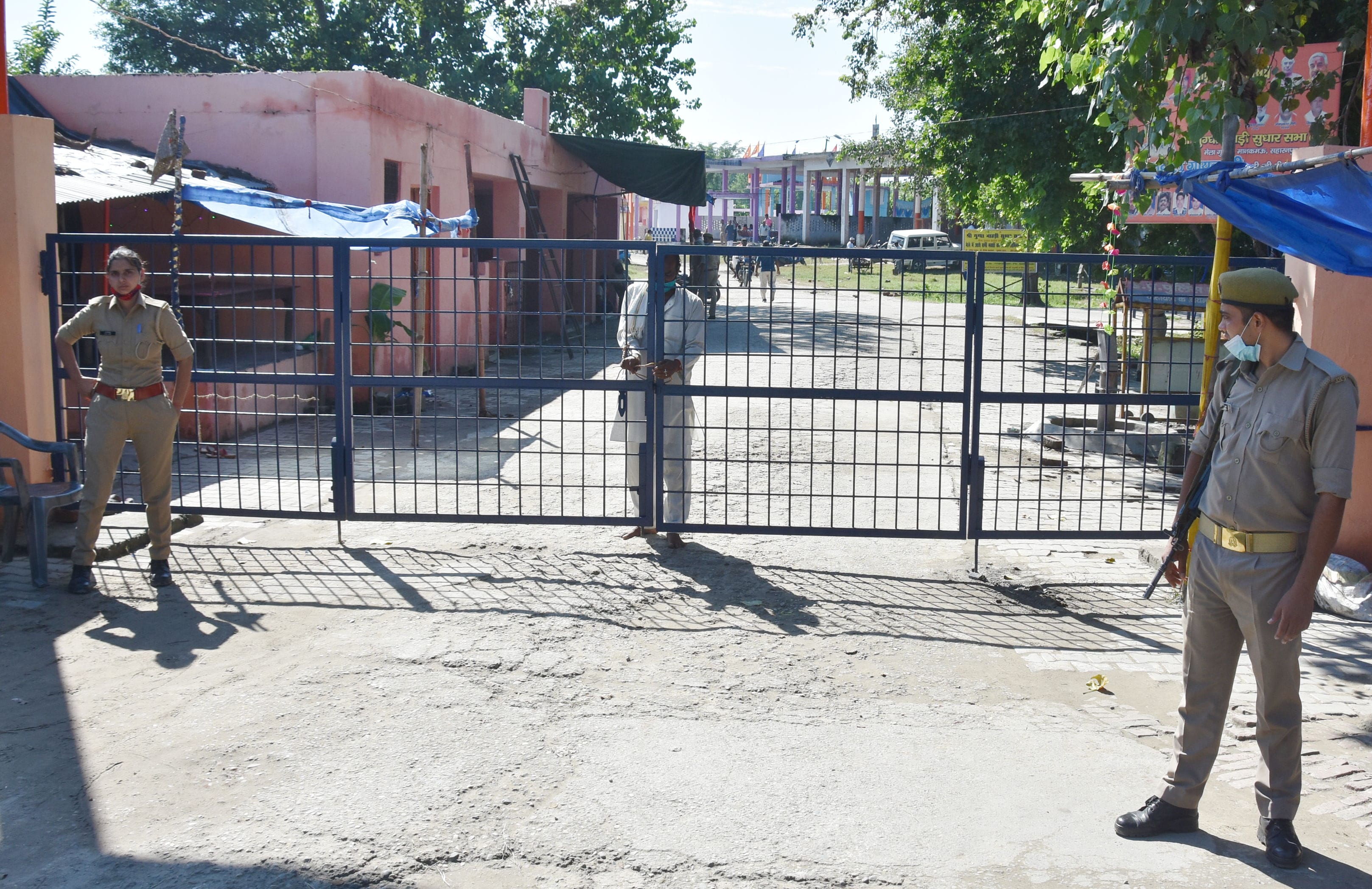 गोग्घा म्हाड़ी गेट पर तैनात पुलिस गोग्घा म्हाड़ी गेट पर तैनात पुलिस