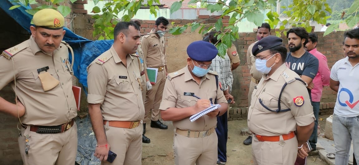 स्योहारा के गांव फैजुल्लापुर में महिला की हत्या के बाद जांच करती पुलिस। स्योहारा के गांव फैजुल्लापुर में महिला की हत्या के बाद जांच करती पुलिस।