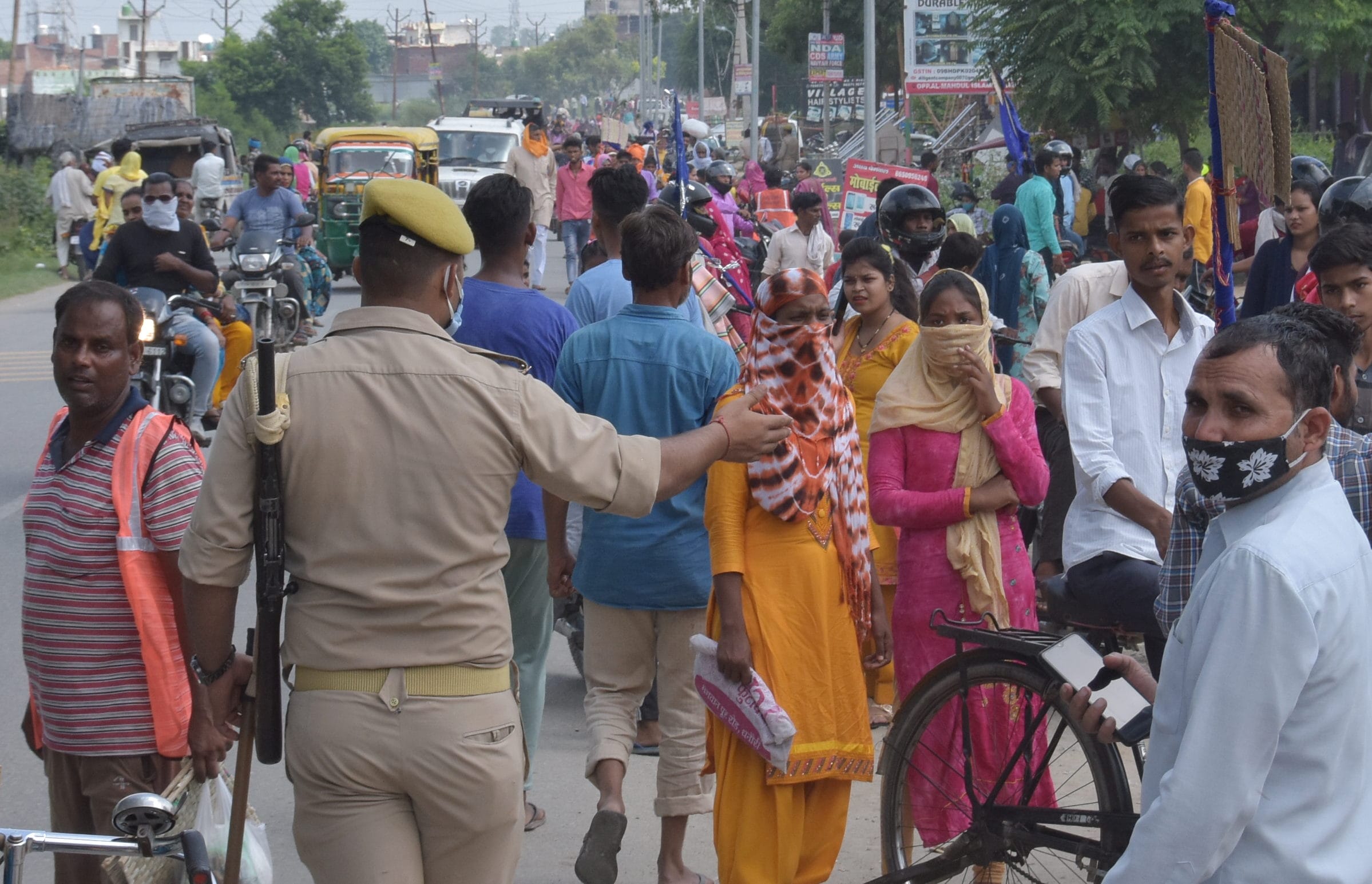 गंगोह रोड गोग्घा म्हाड़ी पर निशान चढ़ाने जा रहे श्रद्धालुओं को लौटाती पुलिस। गंगोह रोड गोग्घा म्हाड़ी पर निशान चढ़ाने जा रहे श्रद्धालुओं को लौटाती पुलिस।
