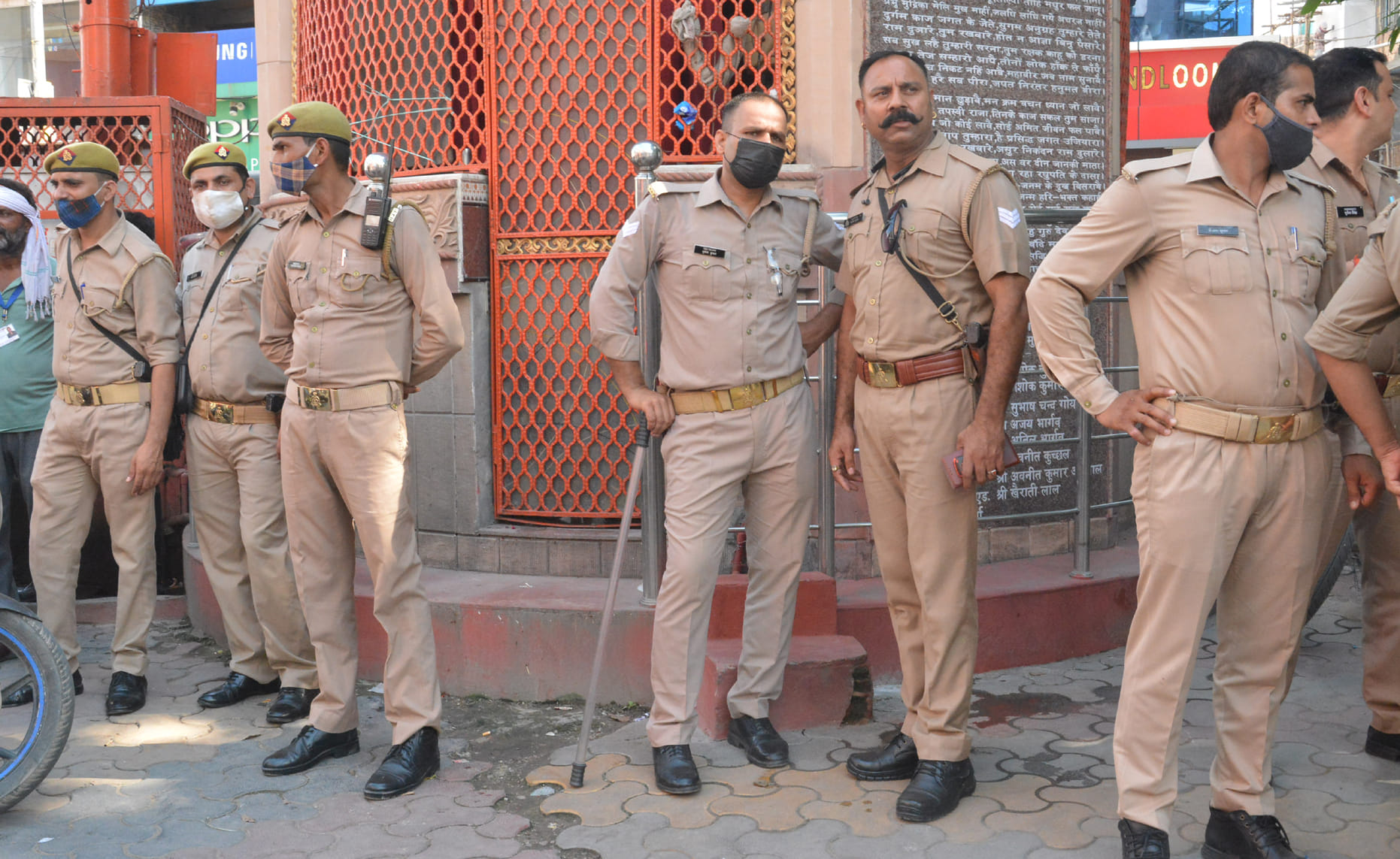 मुजफ्फरनगर के ओवरसीज बैक के बहार तैनात पुलिस। मुजफ्फरनगर के ओवरसीज बैक के बहार तैनात पुलिस।