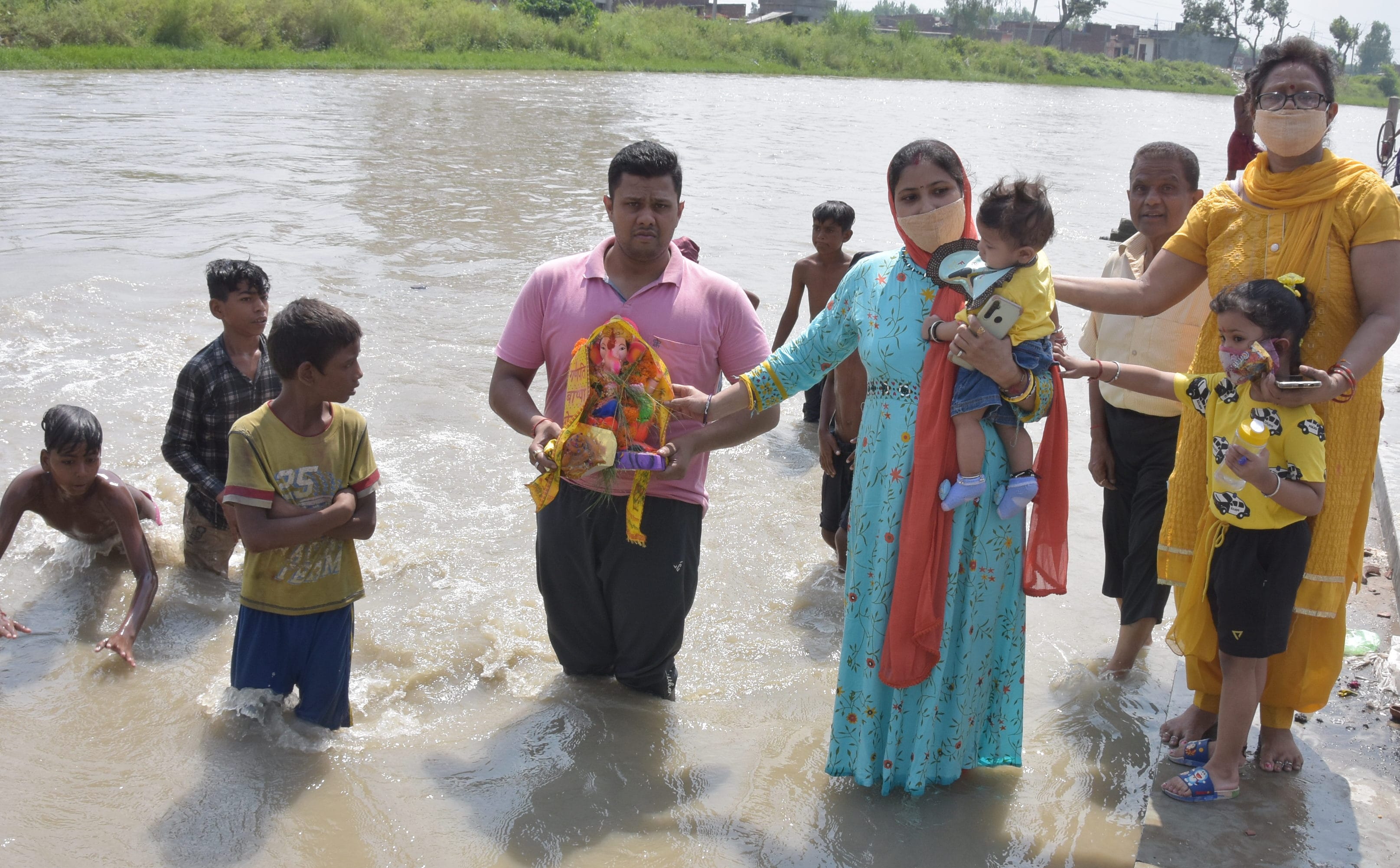 मानकमाउ स्थित बड़ी नहर में गणेश विर्सजन करते श्रद्घालु मानकमाउ स्थित बड़ी नहर में गणेश विर्सजन करते श्रद्घालु
