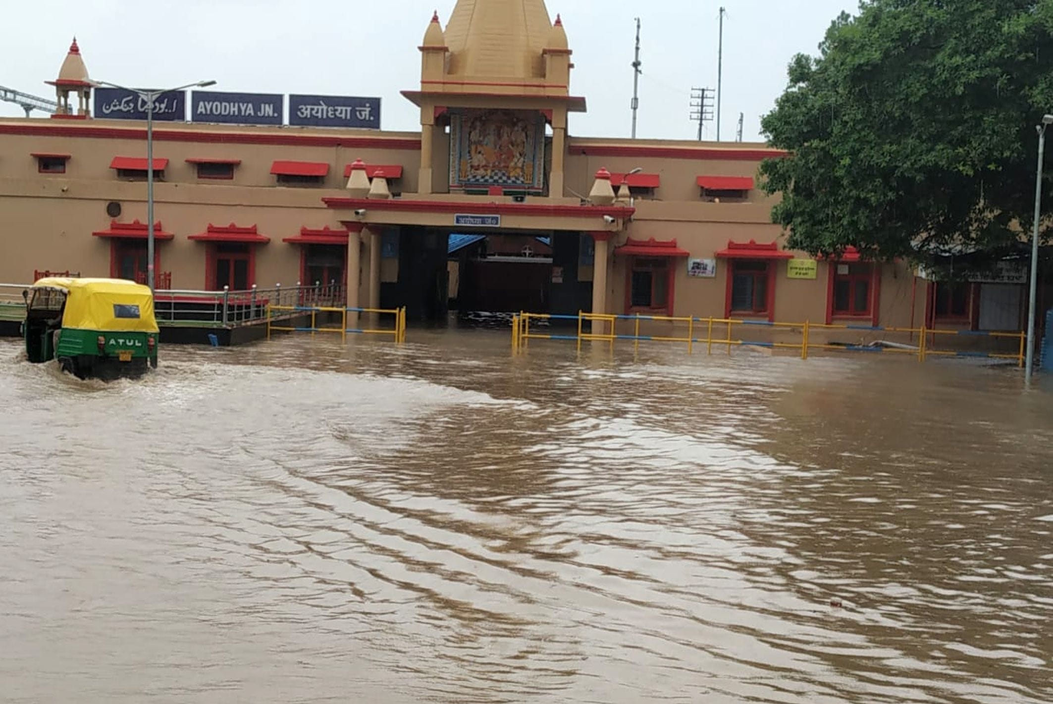 अयोध्या-रेलवेस्टेशन के बाहर हुआ जलभराव अयोध्या-रेलवेस्टेशन के बाहर हुआ जलभराव