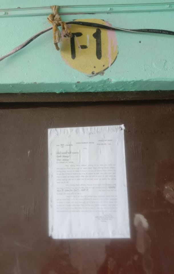 - काशीराम आवासीय योजना के आवासों के गेट पर चस्पा किए गए नोटिस - काशीराम आवासीय योजना के आवासों के गेट पर चस्पा किए गए नोटिस
