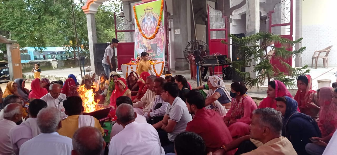 भोपा में विश्वकर्मा जयंती पर आयोजित हवन में आहुति प्रदान करते लोग।