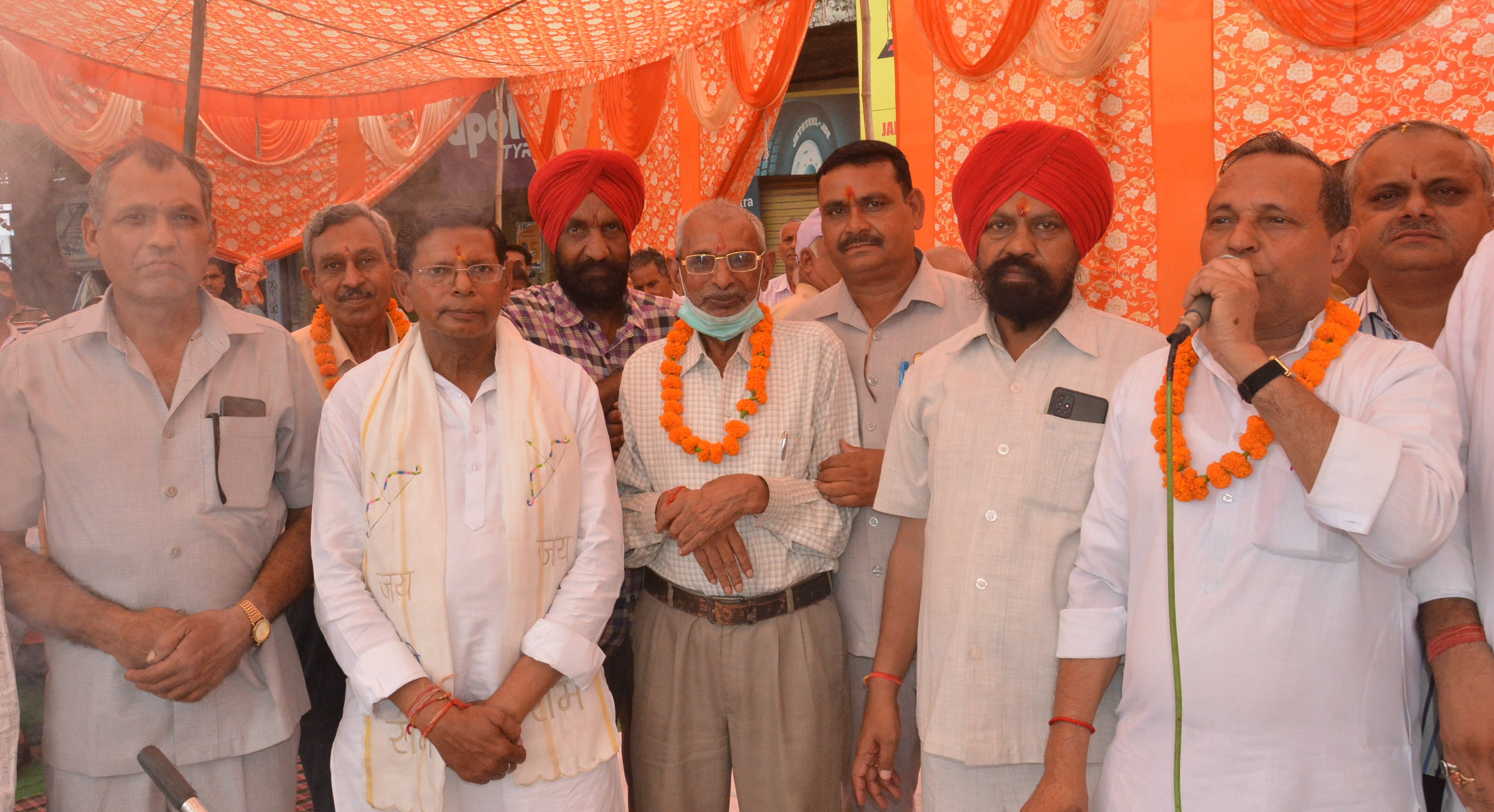 विश्वकर्मा चौक पर आयोजित विश्वकर्मा जंयती के कार्यक्रम में भजन प्रस्तुत करता कलाकार।