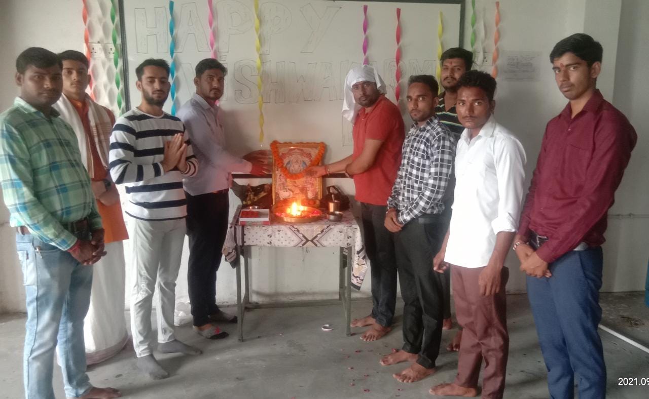 आई टीआई ककराला में भगवान विश्वकर्मा जयंती मनाते हुए  प्रबन्धक सचिन सरोहा।