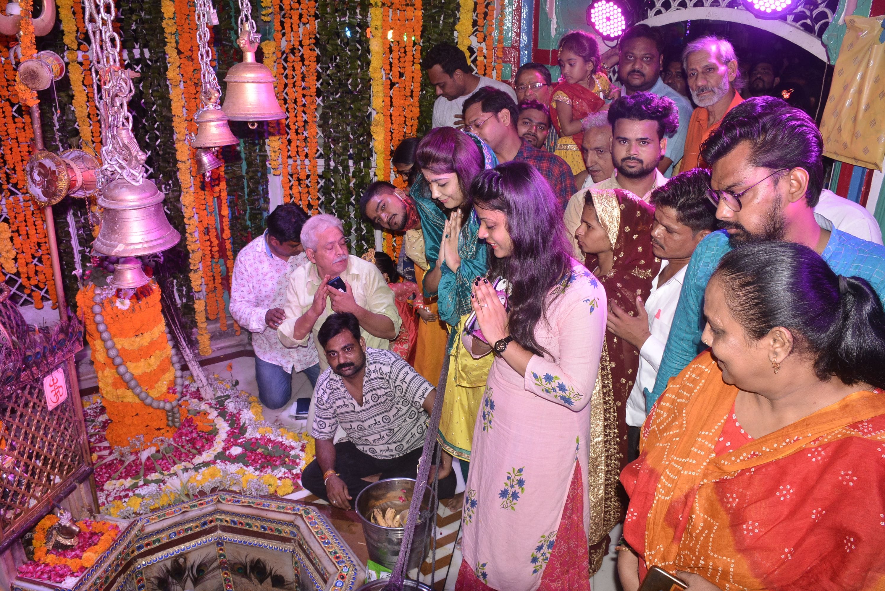 अचलेश्वर महादेव मंदिर में दर्शन करते लोग । अमर उजाला अचलेश्वर महादेव मंदिर में दर्शन करते लोग । अमर उजाला