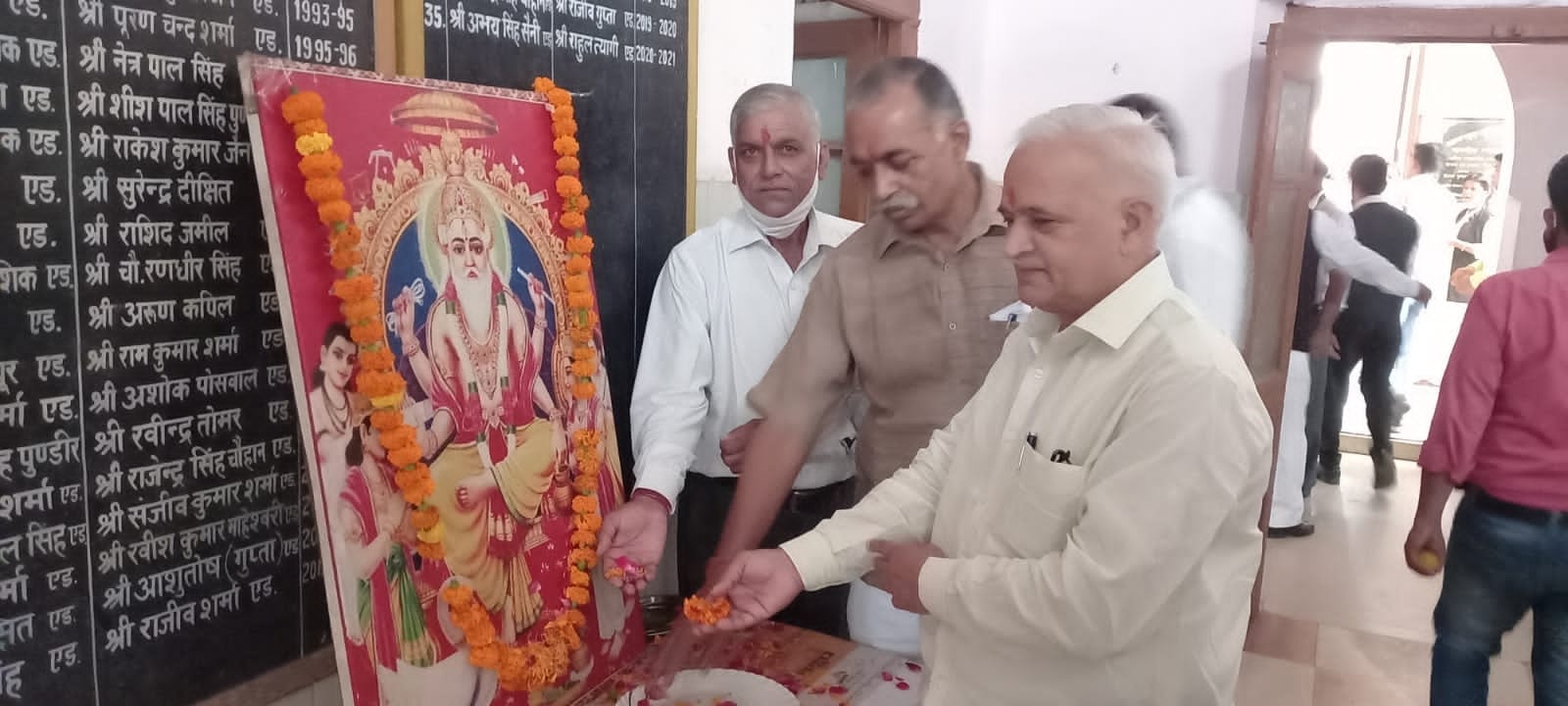 दीवानी कचहरी बार में विश्वकर्मा जयंती मनाते अधिवक्ता दीवानी कचहरी बार में विश्वकर्मा जयंती मनाते अधिवक्ता