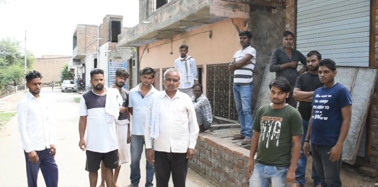 फूड पॉयजनिंग से बच्चे की मौत होने मामले की जानकारी देते परिजन। 