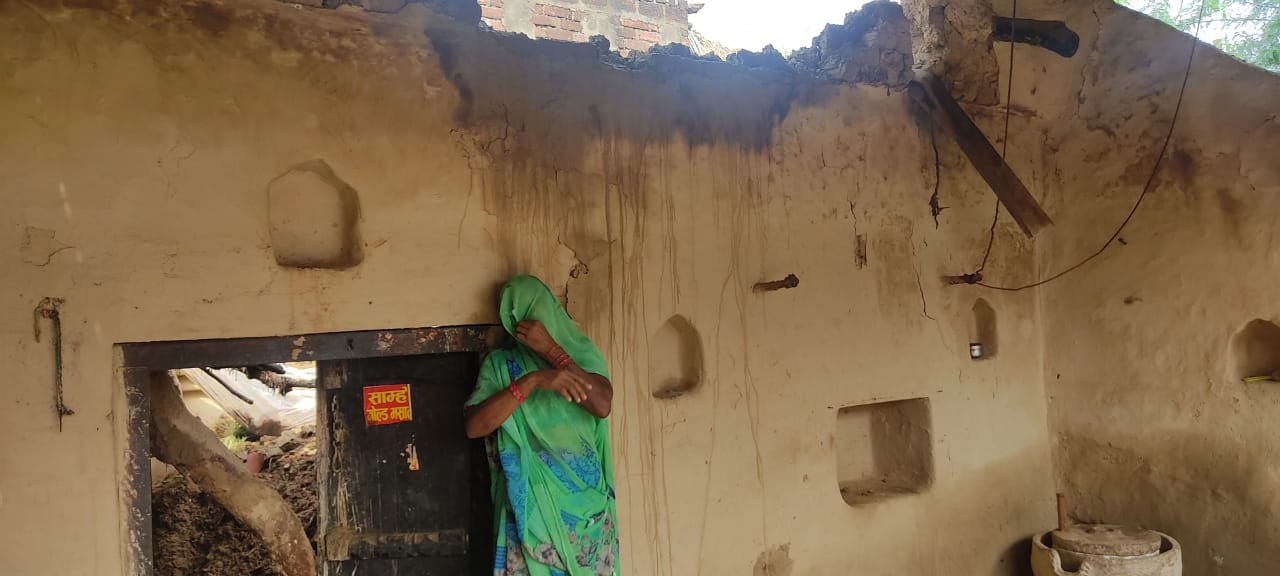 भरथना में बारिश से क्षतिग्रस्त मकान भरथना में बारिश से क्षतिग्रस्त मकान