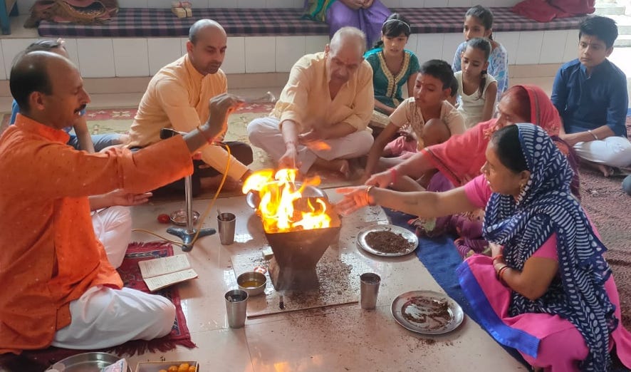 नजीबाबाद के श्री विश्वकर्मा मंदिर में यज्ञ करते श्रद्घालु।