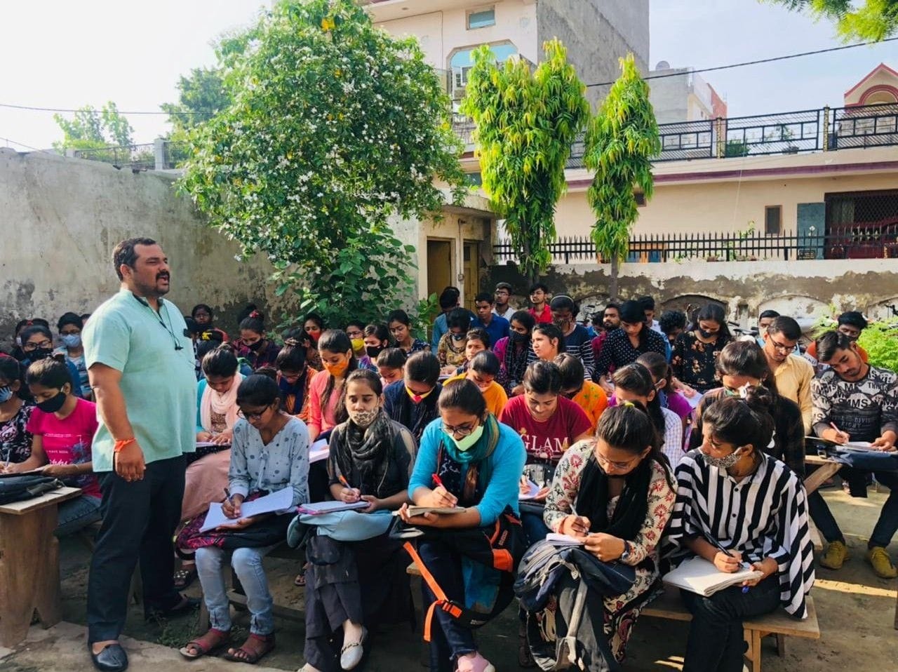 प्रशिक्षु छात्रों को पढ़ाई कराते अविरल धारा के संस्थापक अतुल सिंह। प्रशिक्षु छात्रों को पढ़ाई कराते अविरल धारा के संस्थापक अतुल सिंह।
