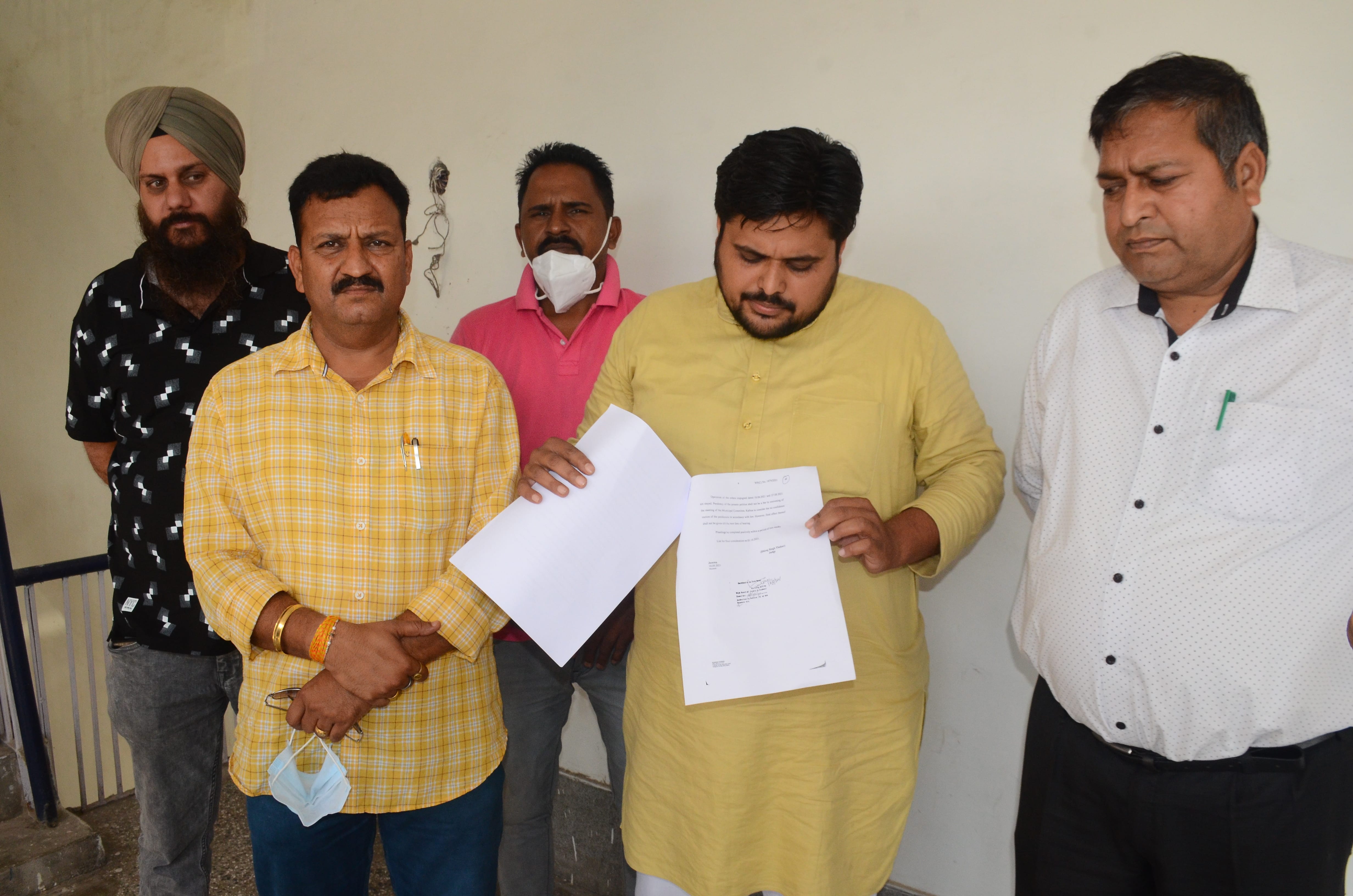 हाईकोर्ट से मिले आदेश के बारे में जानकारी देते पार्षद, संवाद। हाईकोर्ट से मिले आदेश के बारे में जानकारी देते पार्षद, संवाद।