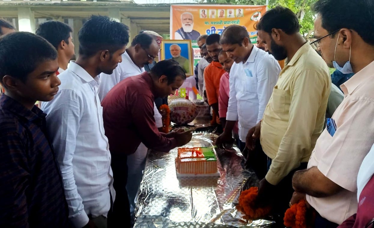 फूलपुर दुर्वासा धाम पर प्रधानमंत्री नरेंद्र मोदी के जंमदिन के अवसर पर केक कटते भाजपा कार्यकर्ता फूलपुर दुर्वासा धाम पर प्रधानमंत्री नरेंद्र मोदी के जंमदिन के अवसर पर केक कटते भाजपा कार्यकर्ता