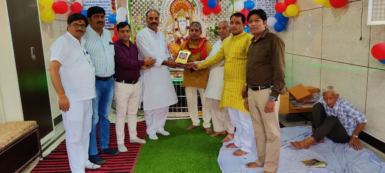 खतौली में विश्वकर्मा मंदिर में आयोजित कार्यक्रम में भाग लेते हुए श्रद्धालु।