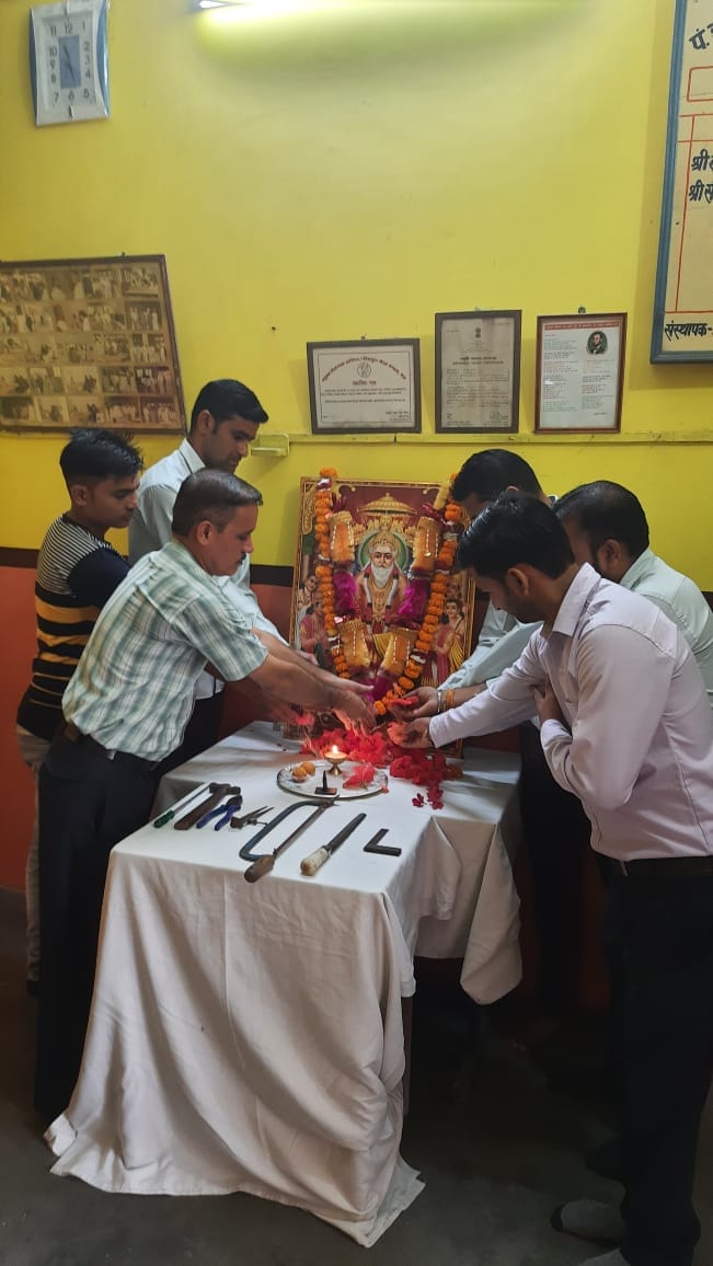 खतौली में स्थित आईटीआई में विश्वकर्मा जयंती मनाते हुए।