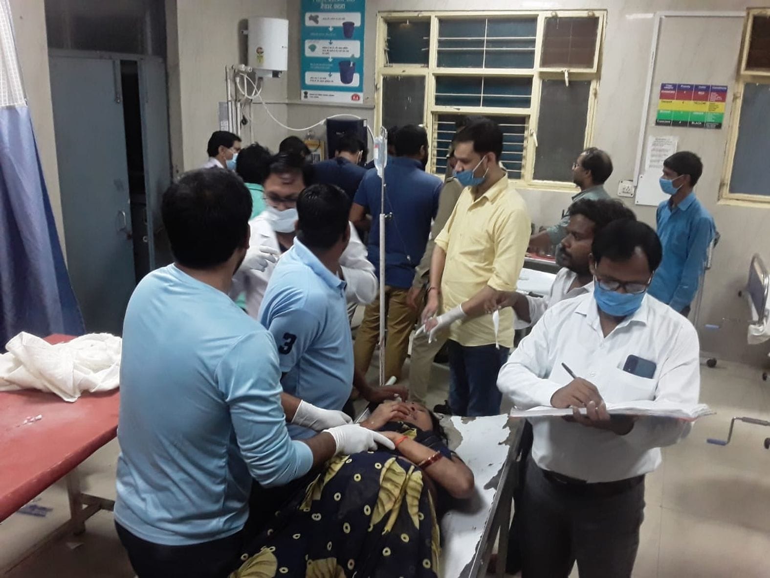 लोहिया अस्पताल की इमरजेंसी कक्ष में घायलों का इलाज करते डॉक्टर व स्वास्थ्य कर्मी। संवाद