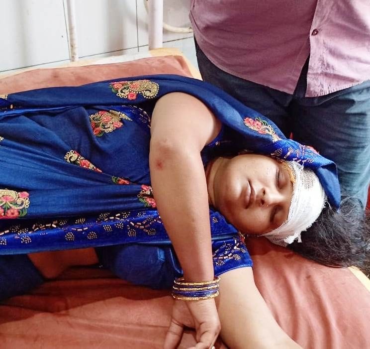 नगला ब्राहमण के पास बाइक फिसलने की वजह से घायल हुई चेतना। नगला ब्राहमण के पास बाइक फिसलने की वजह से घायल हुई चेतना।