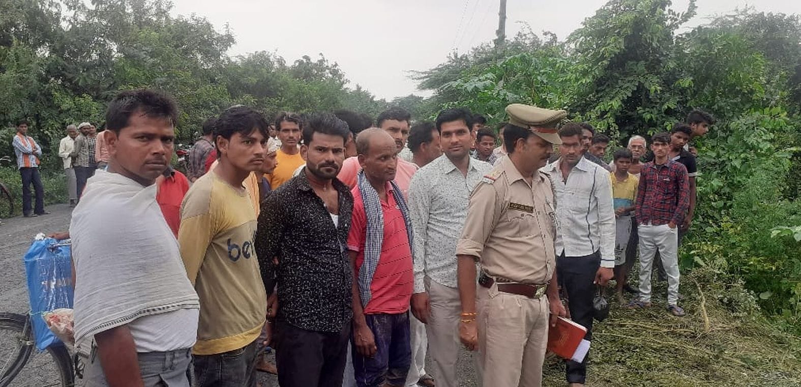 गांव महरूपुर खार के पास युवती का शव मिलने के बाद लगी भीड़ व खड़े पुलिस कर्मी। संवाद गांव महरूपुर खार के पास युवती का शव मिलने के बाद लगी भीड़ व खड़े पुलिस कर्मी। संवाद