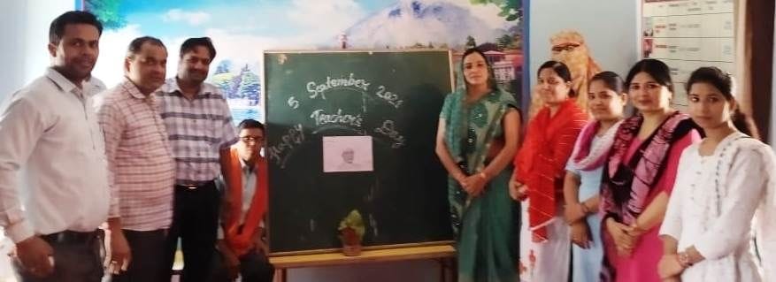 कंपोजिट स्कूल सादाबाद द्वितीय में शिक्षक दिवस मनाते शिक्षक। कंपोजिट स्कूल सादाबाद द्वितीय में शिक्षक दिवस मनाते शिक्षक।