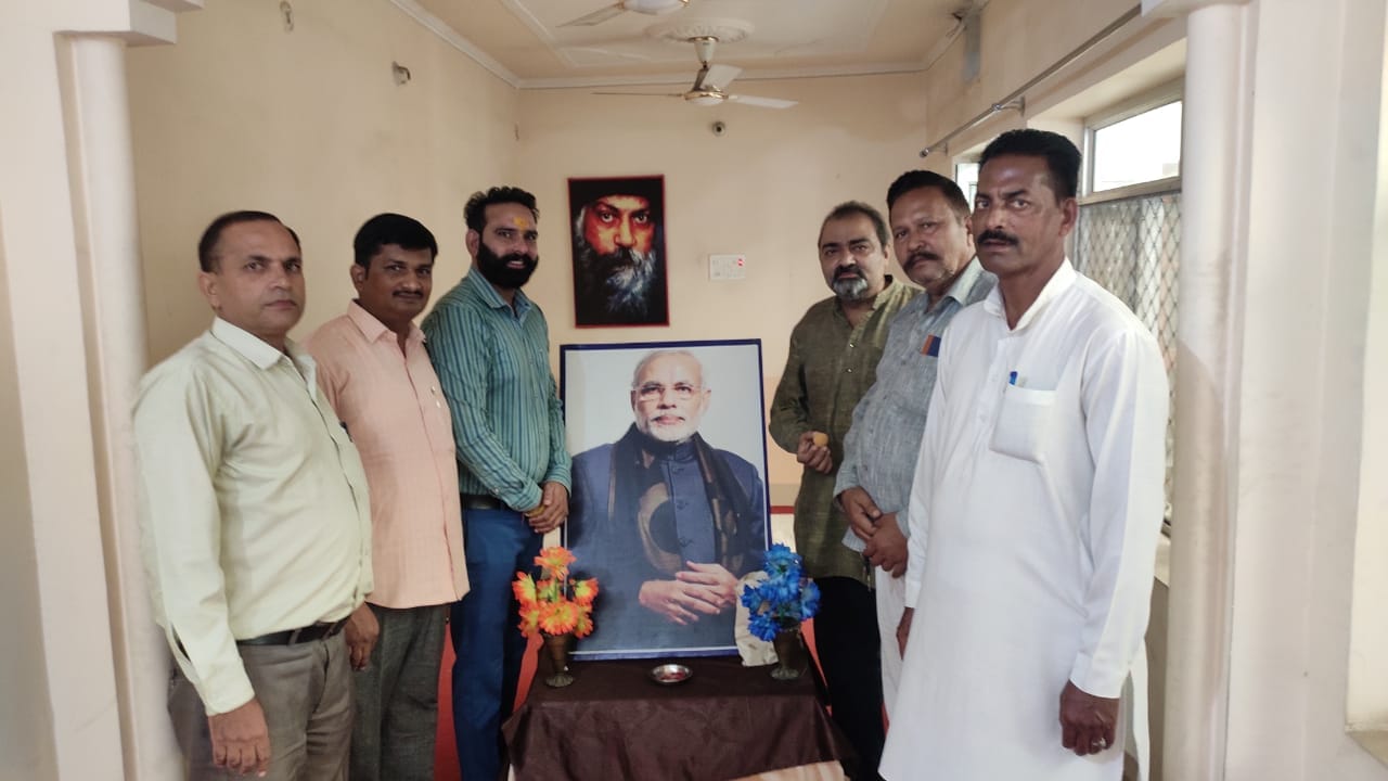 गागलहेड़ी में नरेंद्र मोदी को जन्मदिन मनाते भाजपाई