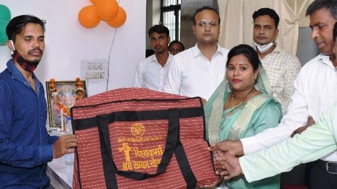 कासगंज में विश्वकर्मा जयंती पर टूल किटों का वितरण करती जिला पंचायत अध्यक्ष रत्नेश कश्यप व सीडीओ ? कासगंज में विश्वकर्मा जयंती पर टूल किटों का वितरण करती जिला पंचायत अध्यक्ष रत्नेश कश्यप व सीडीओ ?