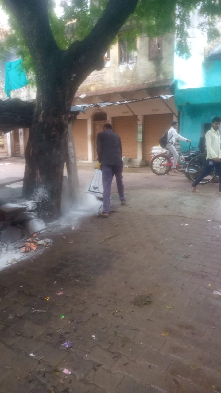 पाली में मलेरिया टीम का सदस्य छिड़काव करता हुआ पाली में मलेरिया टीम का सदस्य छिड़काव करता हुआ