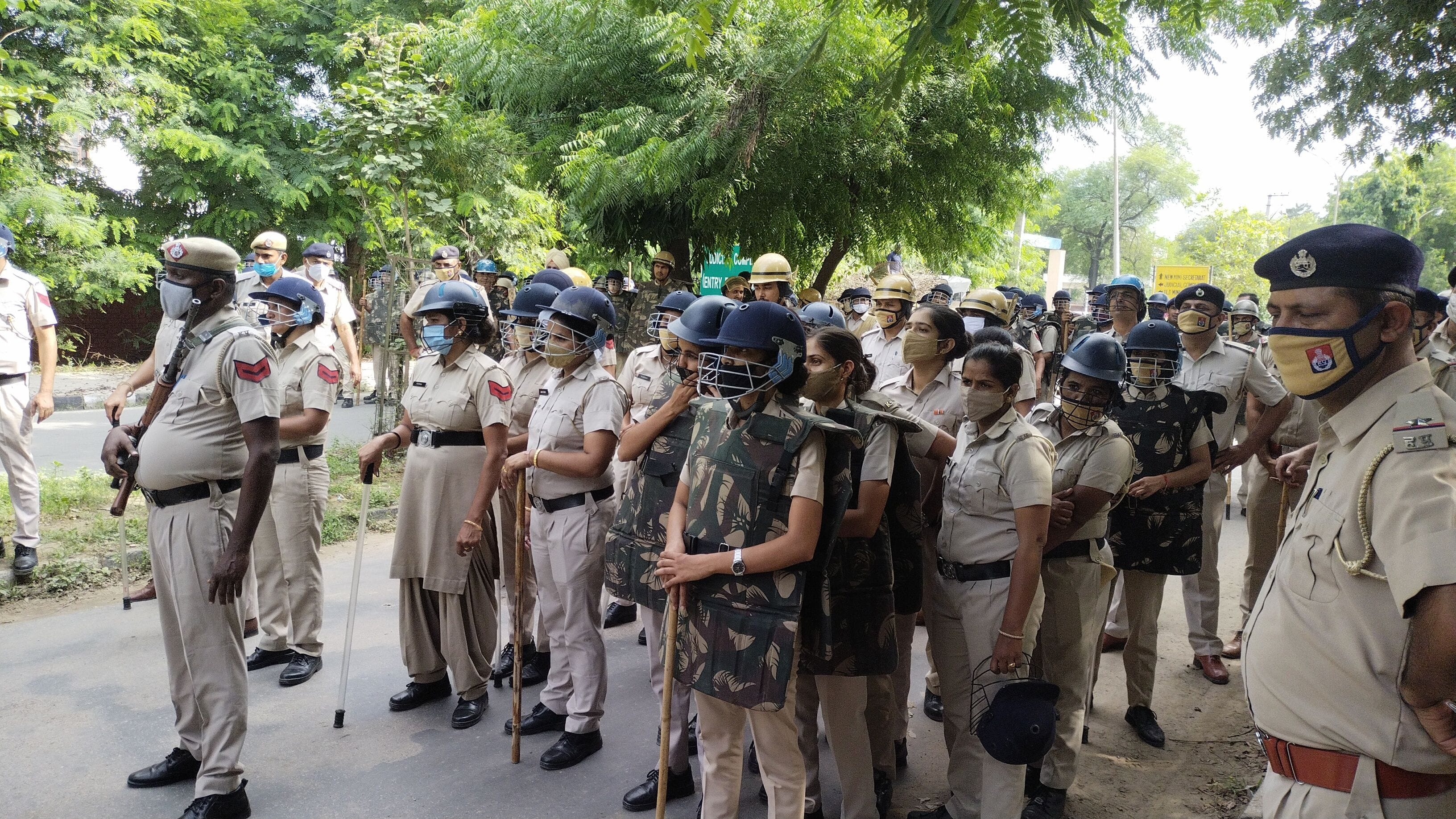 लघु सचिवालय के बाहर तैनात पुलिस बल। संवाद लघु सचिवालय के बाहर तैनात पुलिस बल। संवाद