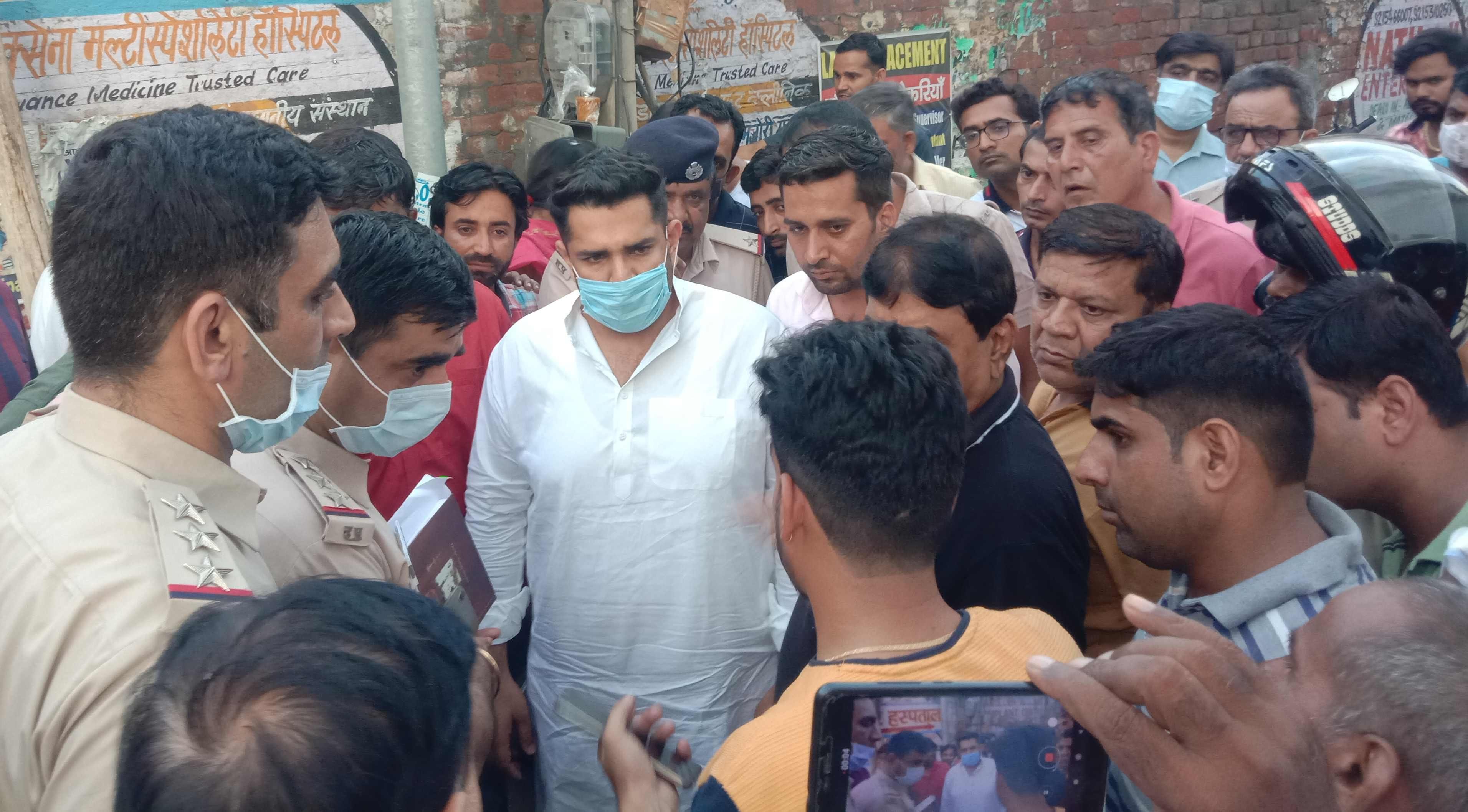 जाम लगाकर खड़े लोगों को समझाते मेयर निखिल मदान व पुलिसकर्मी। संवाद जाम लगाकर खड़े लोगों को समझाते मेयर निखिल मदान व पुलिसकर्मी। संवाद