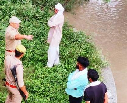 परासौली गांव के सोनू के शव को नानू गांव के पास गंगनहर के किनारे तलाश करती पुलिस। परासौली गांव के सोनू के शव को नानू गांव के पास गंगनहर के किनारे तलाश करती पुलिस।