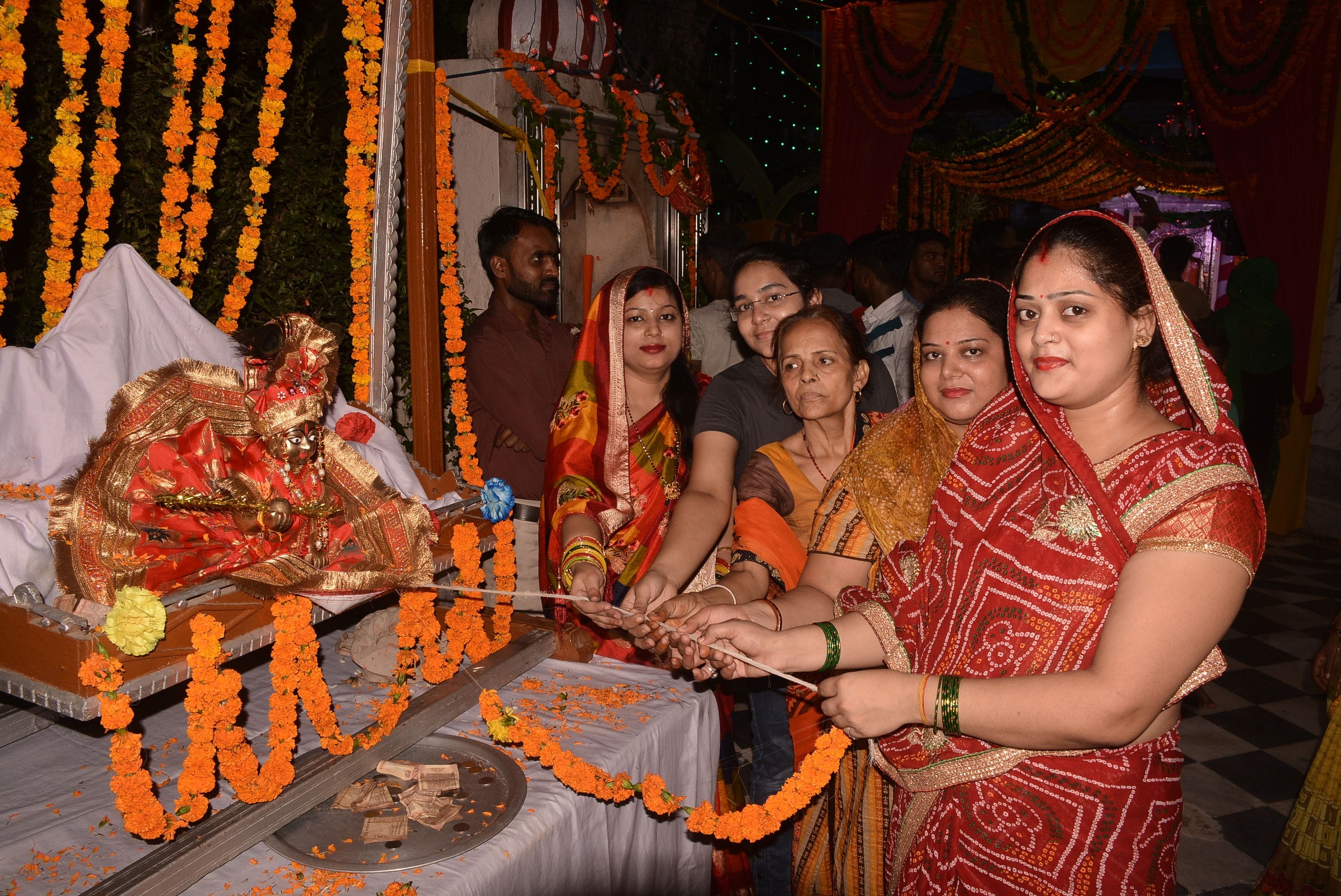 जन्माष्टमी पर मंगलेश्वर महादेव में कान्हा को झुलाती महिलाएं । जन्माष्टमी पर मंगलेश्वर महादेव में कान्हा को झुलाती महिलाएं ।